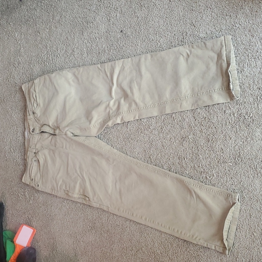 Levi Strauss. W36 L32. Athletic. Khaki